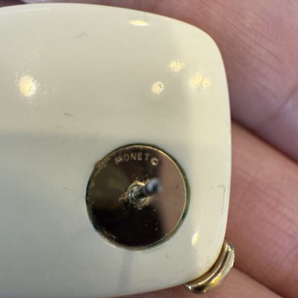 Vintage Monet Square Modernist Earrings Cream & Gold Tone Pierced 1”x1” - Picture 5 of 6